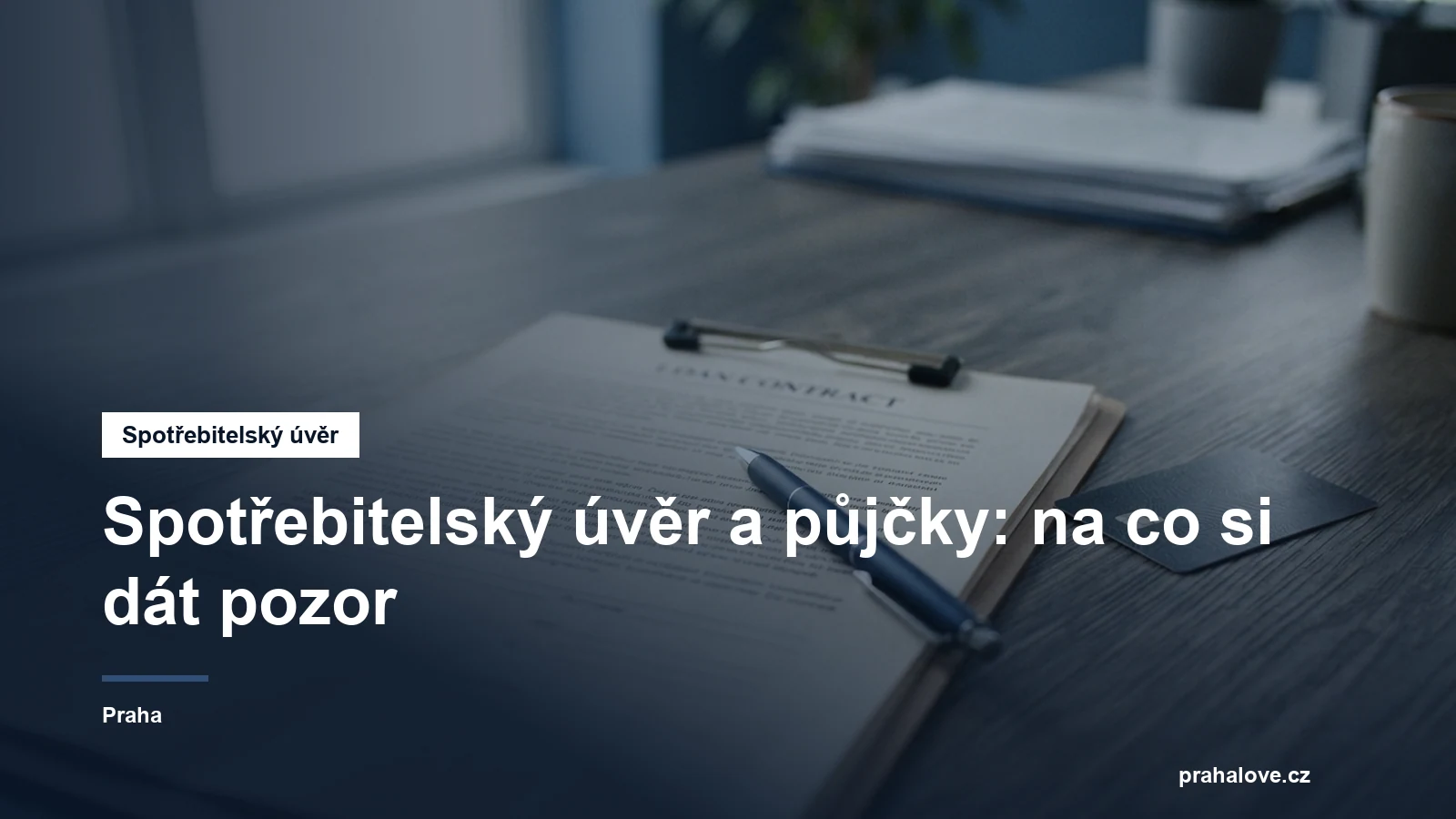 Úvěrová smlouva, pero a platební karta na stole