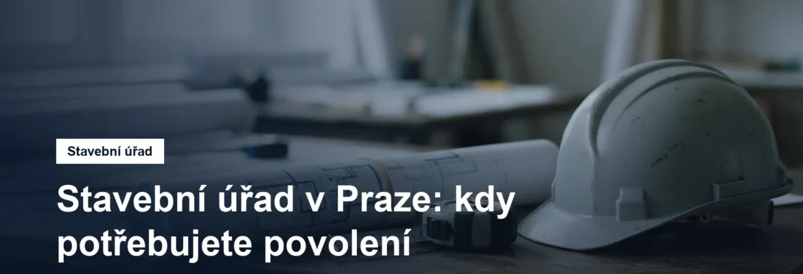 Stavební výkres, metr a helma na pracovním stole