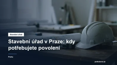 Stavební výkres, metr a helma na pracovním stole