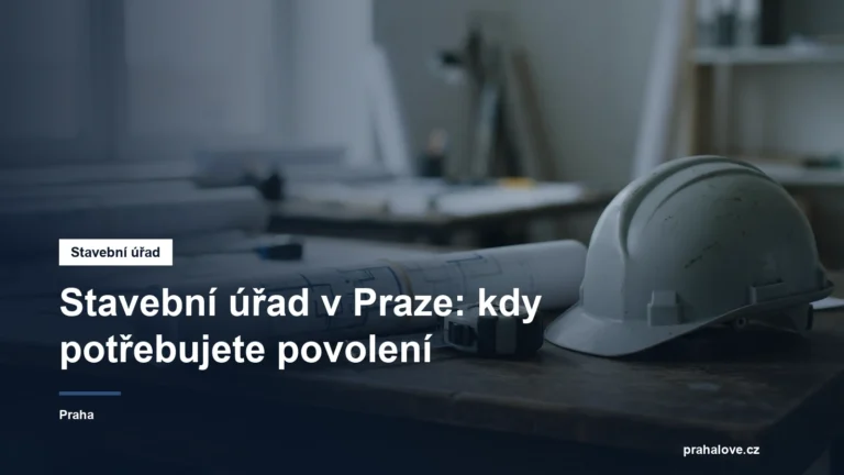 Stavební výkres, metr a helma na pracovním stole