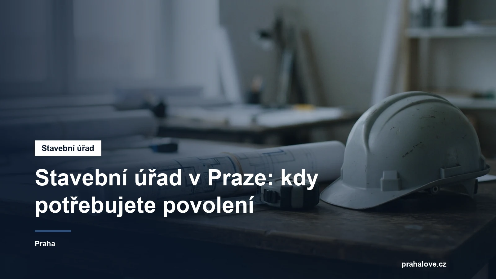 Stavební výkres, metr a helma na pracovním stole