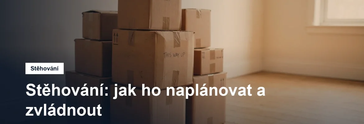 Naskládané kartonové krabice připravené na stěhování v prázdném pokoji