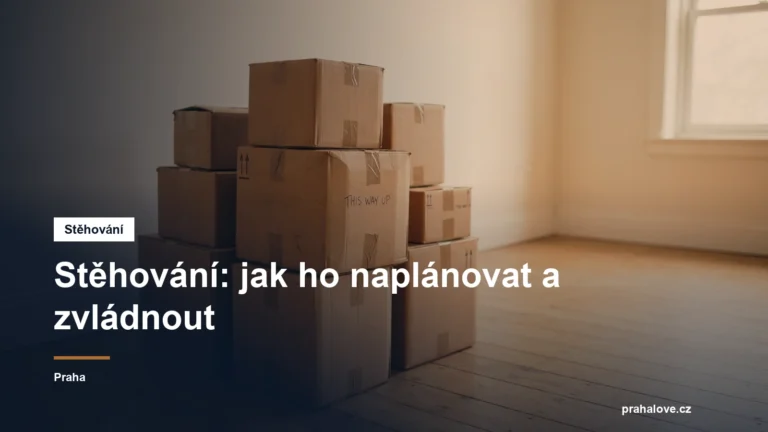 Naskládané kartonové krabice připravené na stěhování v prázdném pokoji