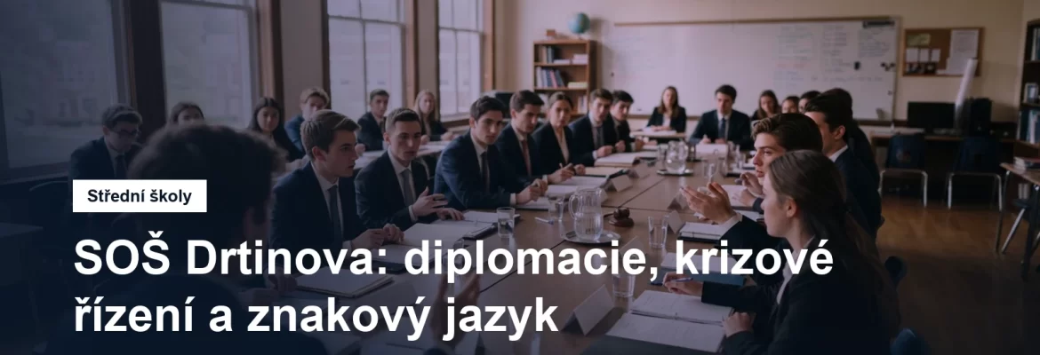 Studenti při simulovaném jednání v učebně střední školy
