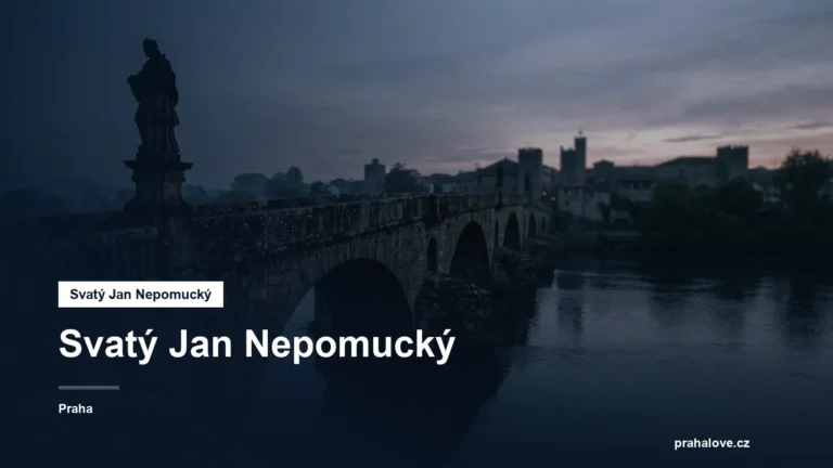 Kamenný most nad řekou za soumraku