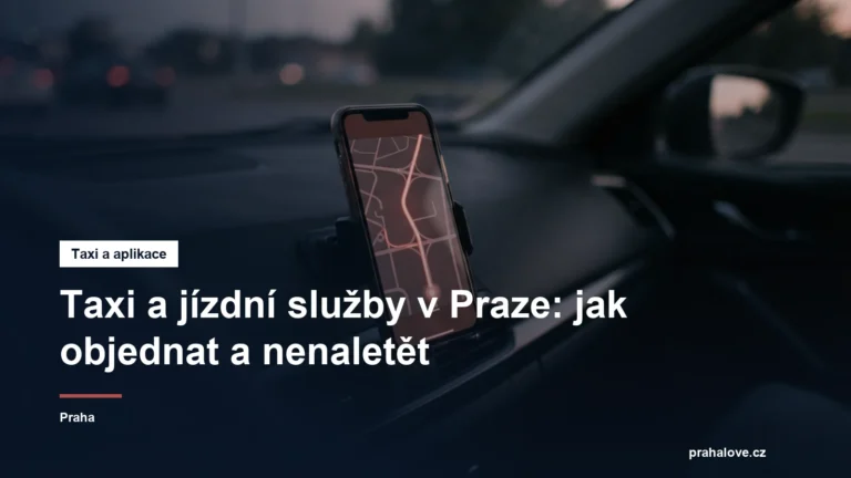 Telefon s mapou jízdy na palubní desce auta