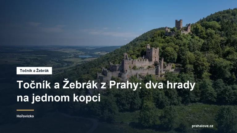 Dvě hradní zříceniny nad sebou ve svahu nad krajinou