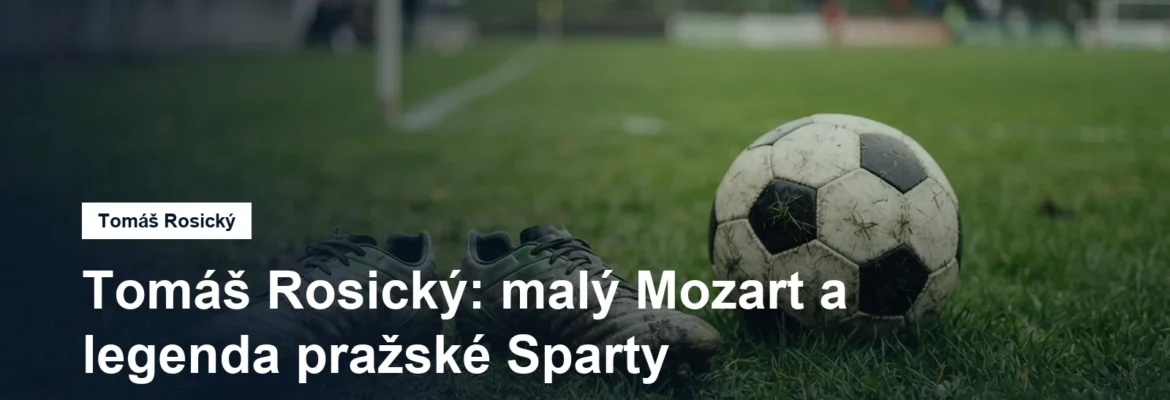Kopačky a míč na zeleném trávníku