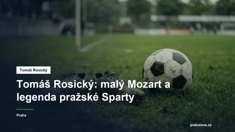 Kopačky a míč na zeleném trávníku