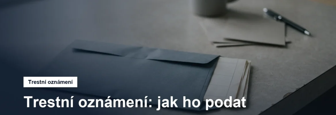 Obálka s dokumenty na úřední přepážce