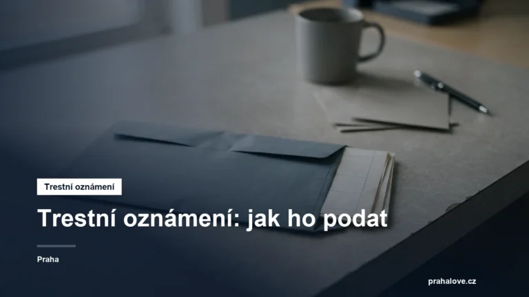 Obálka s dokumenty na úřední přepážce