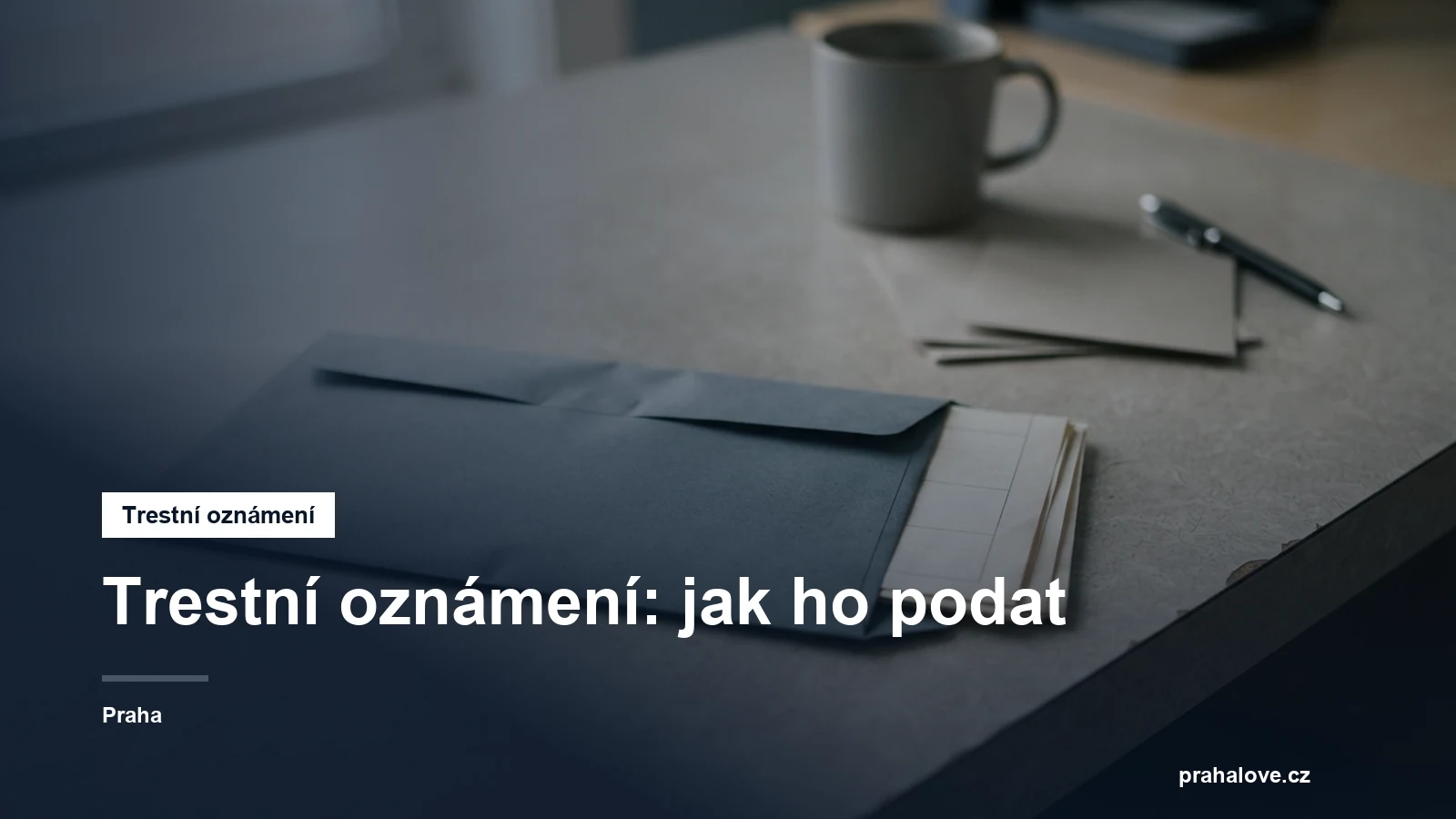 Obálka s dokumenty na úřední přepážce