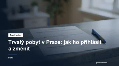 Občanský průkaz a přihlašovací lístek na úředním pultu