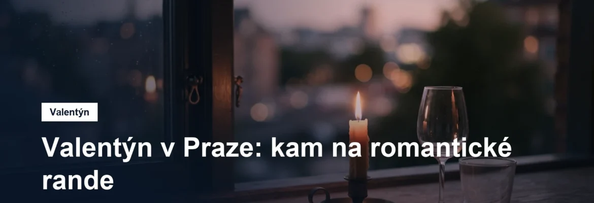Svíčka a dvě sklenice na stole u okna