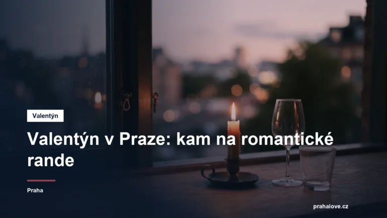 Svíčka a dvě sklenice na stole u okna