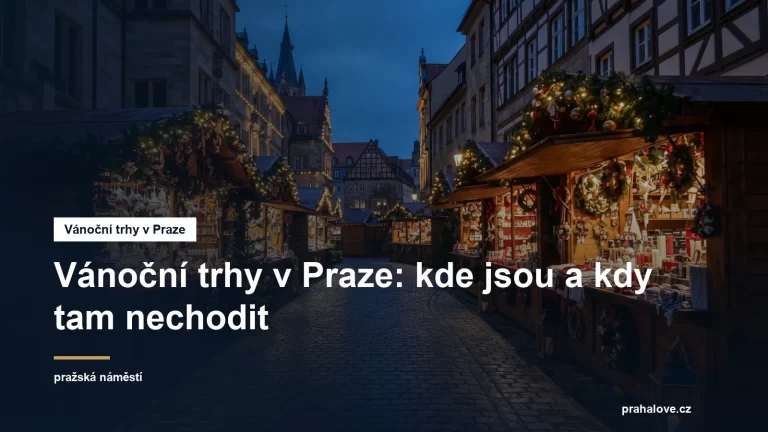 Dřevěné stánky vánočního trhu s girlandami světel za soumraku