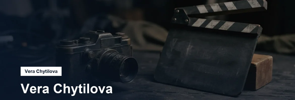 Filmová kamera a klapka na tmavém podkladu