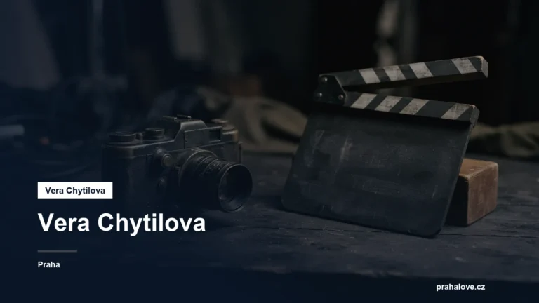 Filmová kamera a klapka na tmavém podkladu