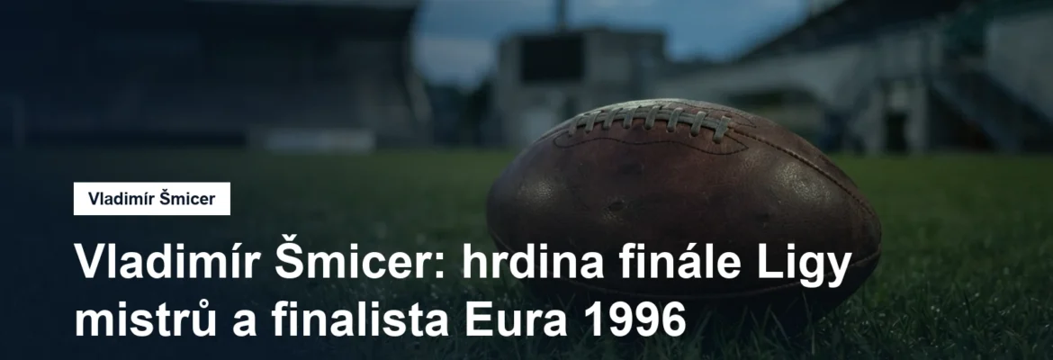 Fotbalový míč na trávníku za večerního světla