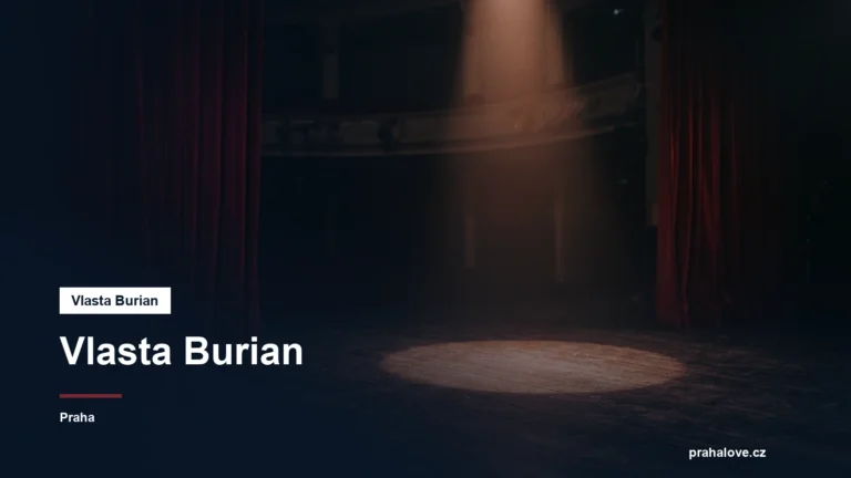 Divadelní jeviště s reflektorem a rudou oponou