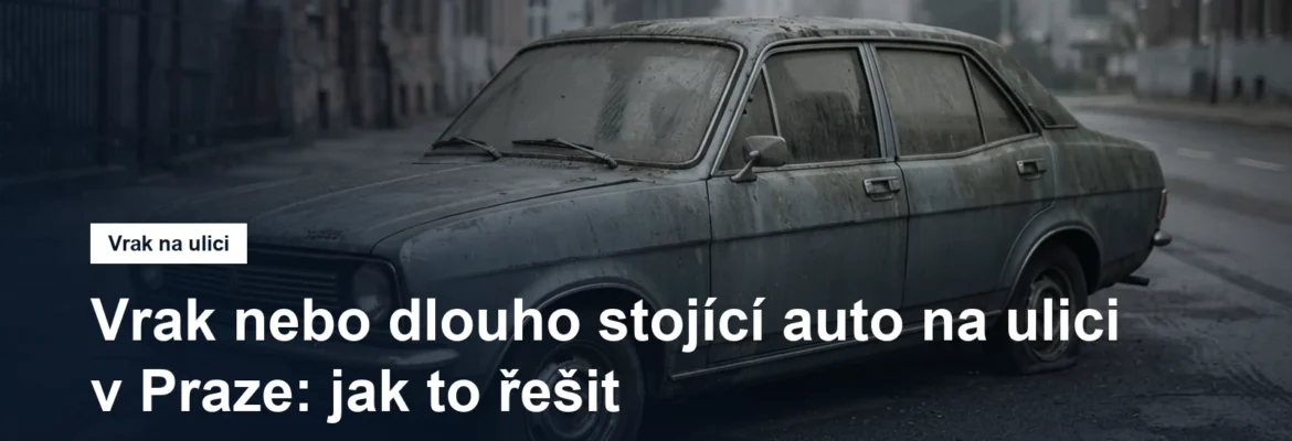 Zanedbané staré auto odstavené u kraje městské ulice