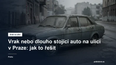 Zanedbané staré auto odstavené u kraje městské ulice