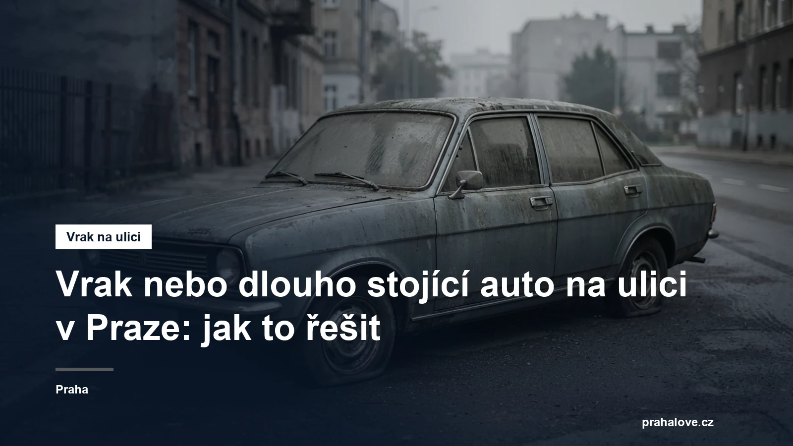 Zanedbané staré auto odstavené u kraje městské ulice