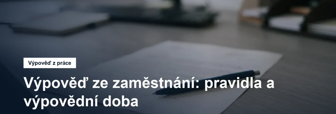Výpovědní dopis a pero na pracovním stole