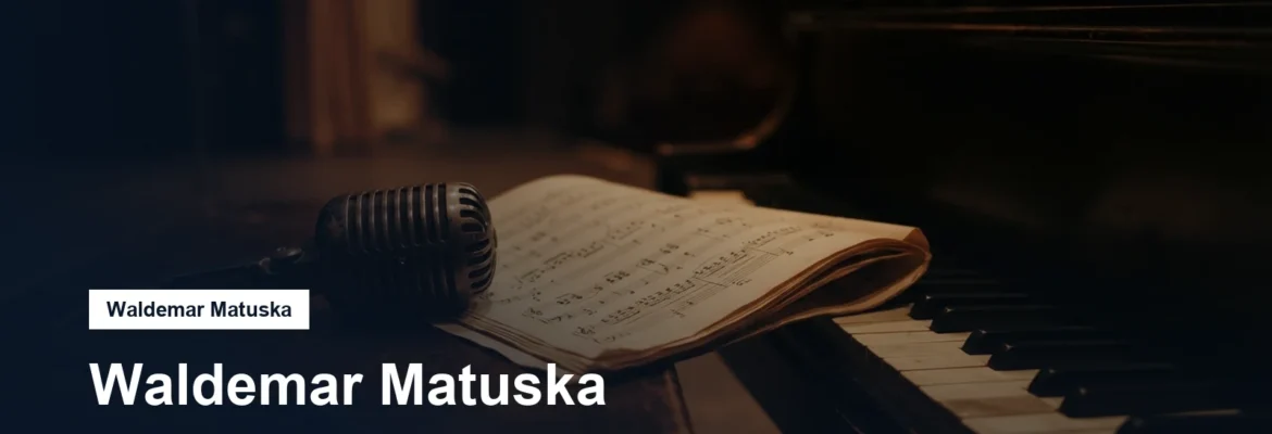 Mikrofon, noty a klavírní klávesy