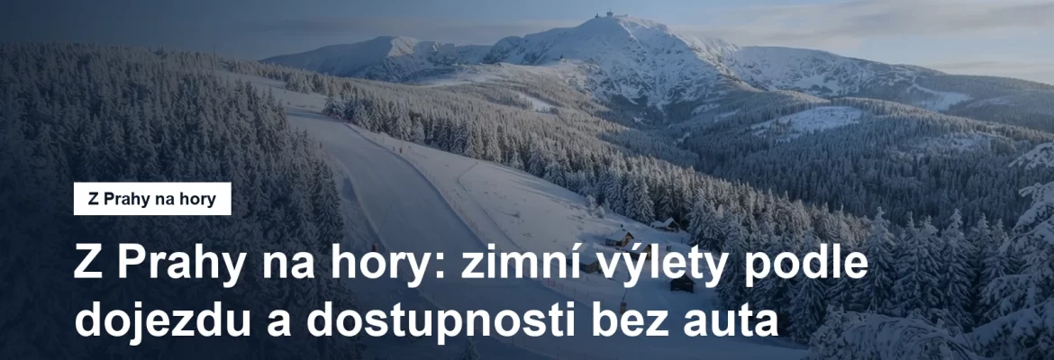 Zasněžená česká horská krajina se sjezdovkou a lesem