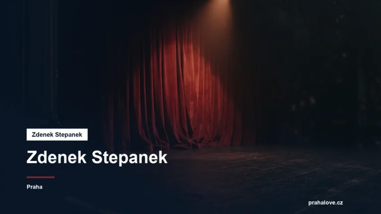 Divadelní jeviště s reflektorem a rudou oponou