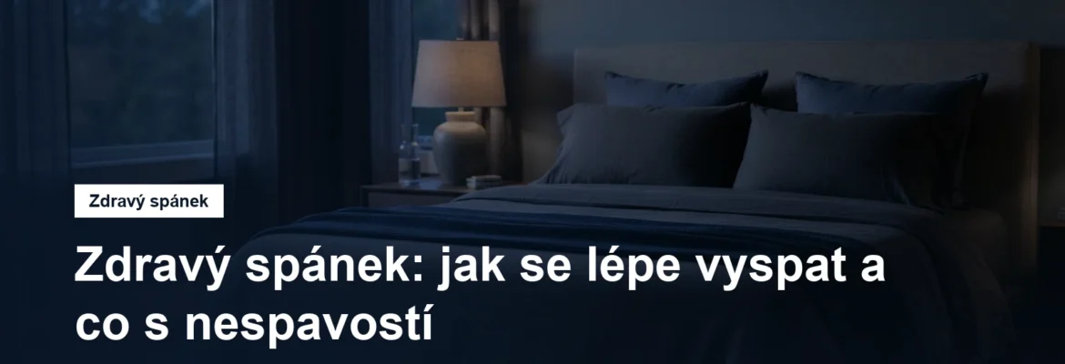 Ustlaná postel v tiché ložnici za soumraku