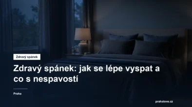 Ustlaná postel v tiché ložnici za soumraku