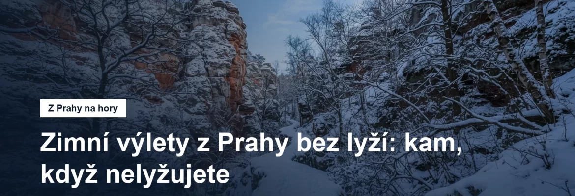 Zasněžené pískovcové skály s cestou mezi nimi