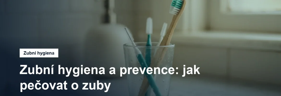 Zubní kartáček a mezizubní kartáčky ve skleničce v koupelně