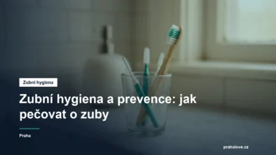 Zubní kartáček a mezizubní kartáčky ve skleničce v koupelně