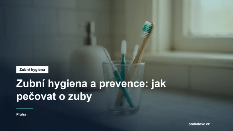 Zubní kartáček a mezizubní kartáčky ve skleničce v koupelně