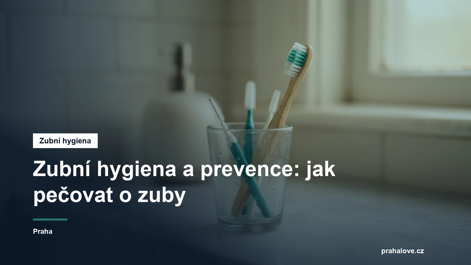 Zubní kartáček a mezizubní kartáčky ve skleničce v koupelně
