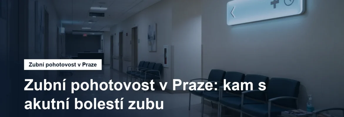 Chodba polikliniky s tabulí a čekárnou