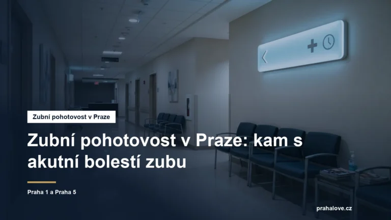 Chodba polikliniky s tabulí a čekárnou