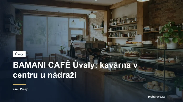 Interiér menší kavárny s pultem a dezerty