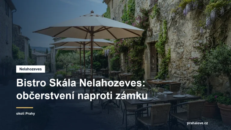 Venkovní posezení bistra u kamenné zdi