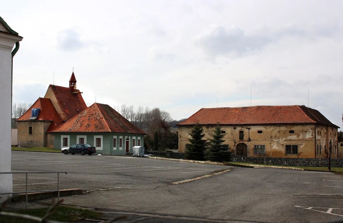 Pakoměřice s kaplí a starým zámkem