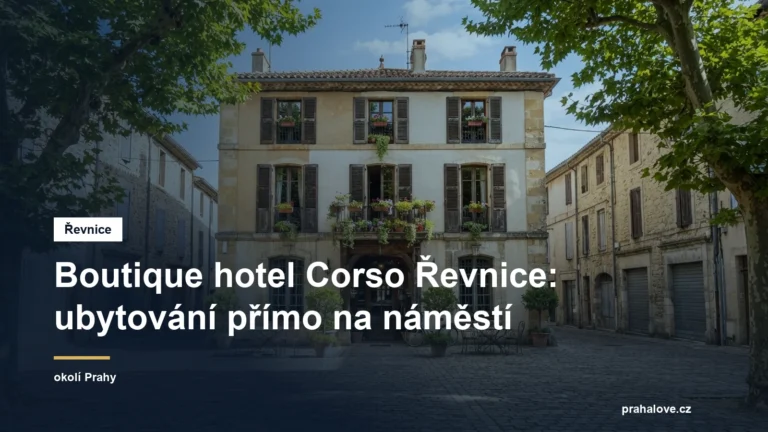 Průčelí malého hotelu na náměstí