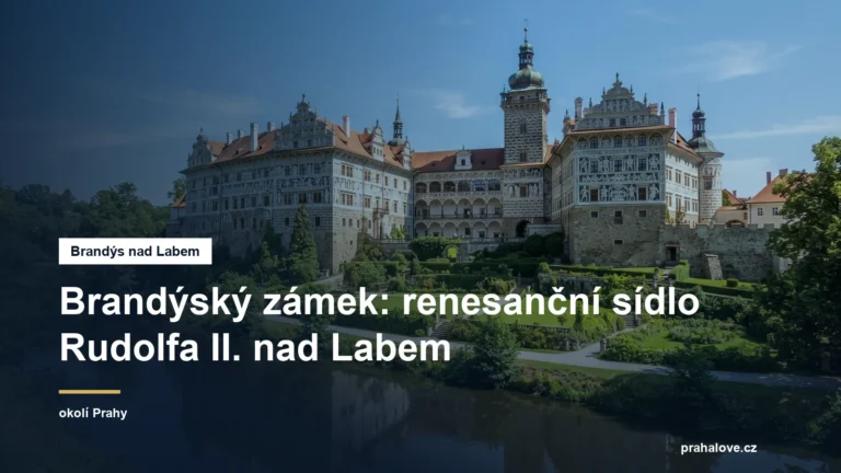 Renesanční zámek se sgrafitovou fasádou nad řekou