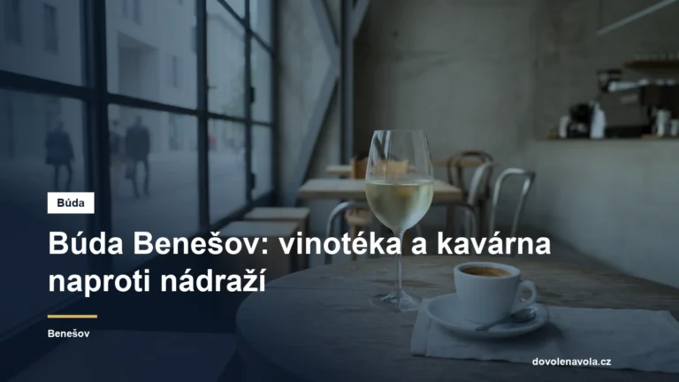 Sklenka vína a espresso na stole