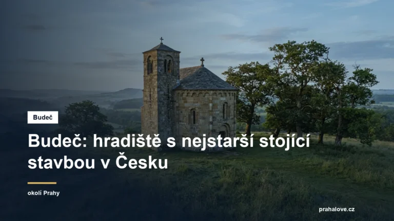 Kamenná rotunda s věží na travnatém návrší