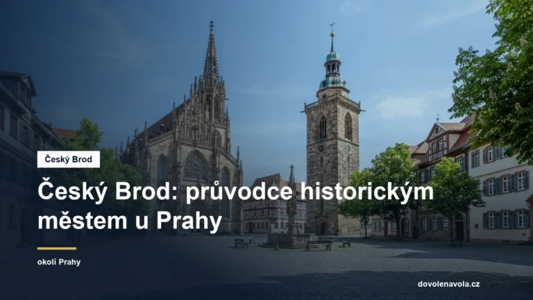Historické náměstí s kostelem a zvonicí