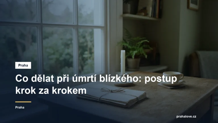 Dokumenty a svíčka na stole u okna