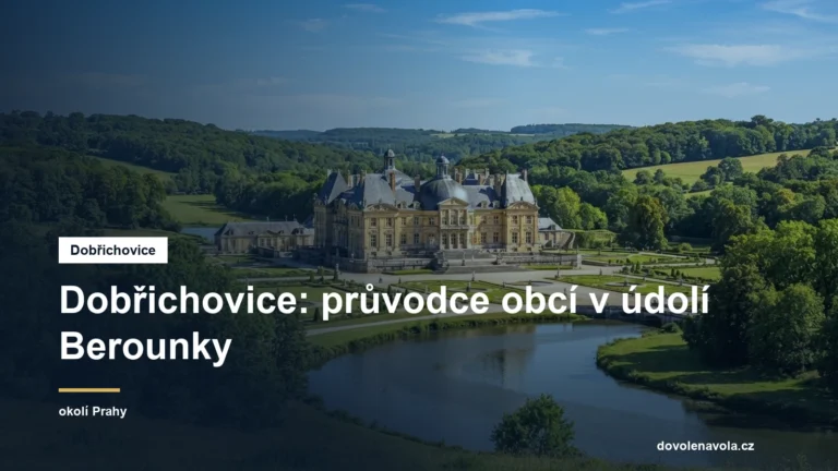 Zámek u řeky v zeleném údolí